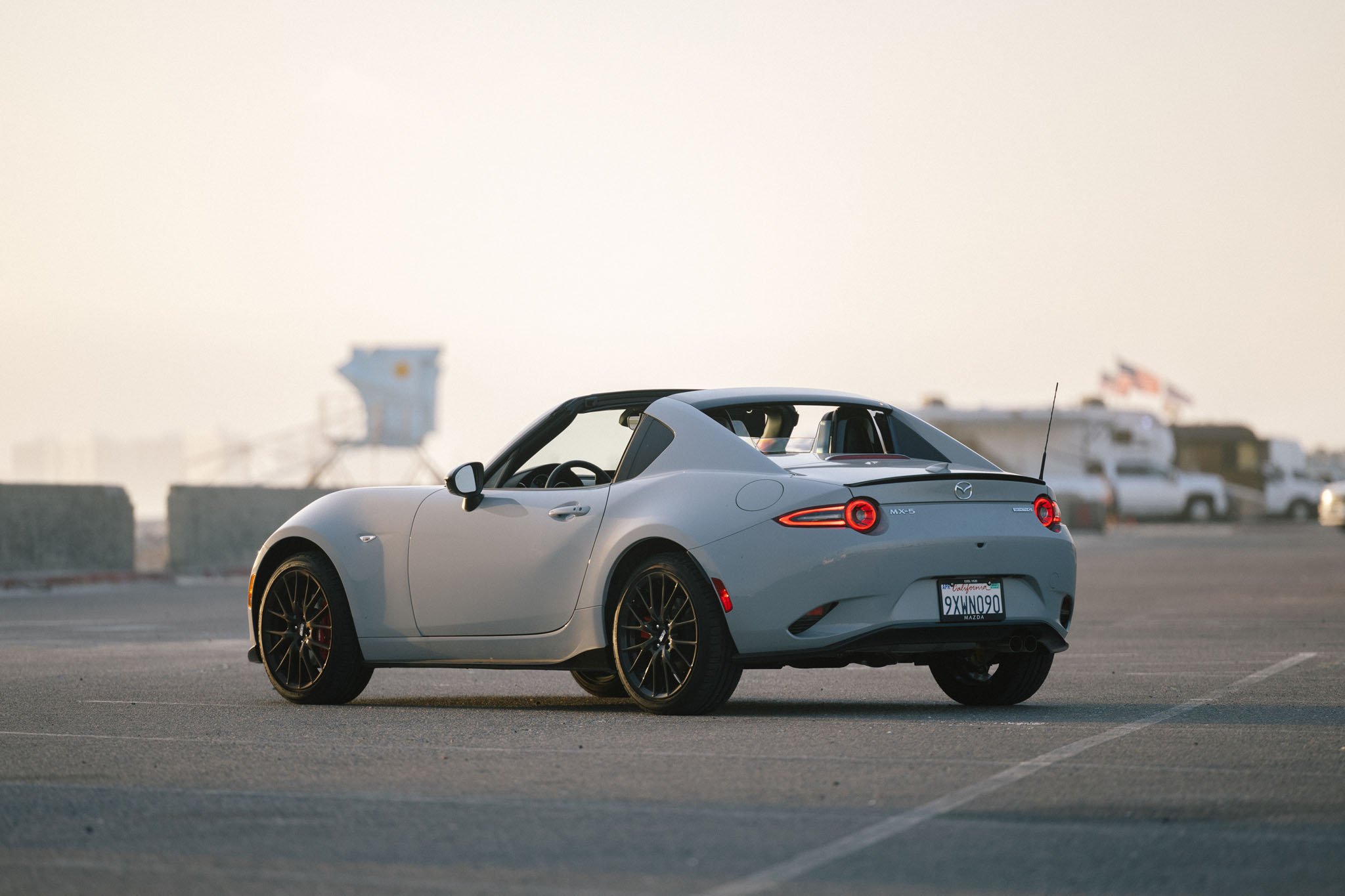 Обзор Mazda MX-5 RF: остаётся ли дорогая и тяжёлая жёсткая крыша «ответом»?